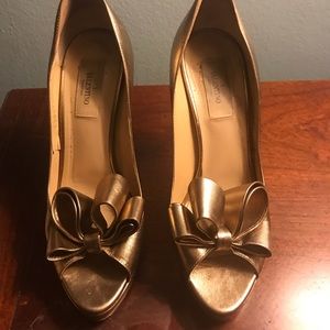 Rose gold Valentino bow pumps